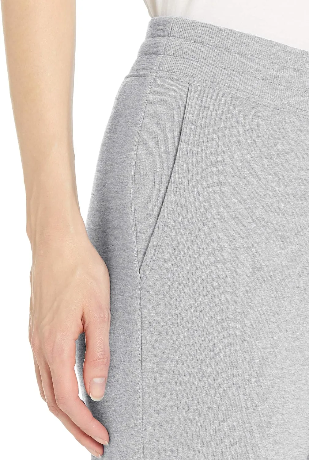 Amazon Essentials Women's Fleece Capri Jogger Sweatpant (Available in Plus Size)