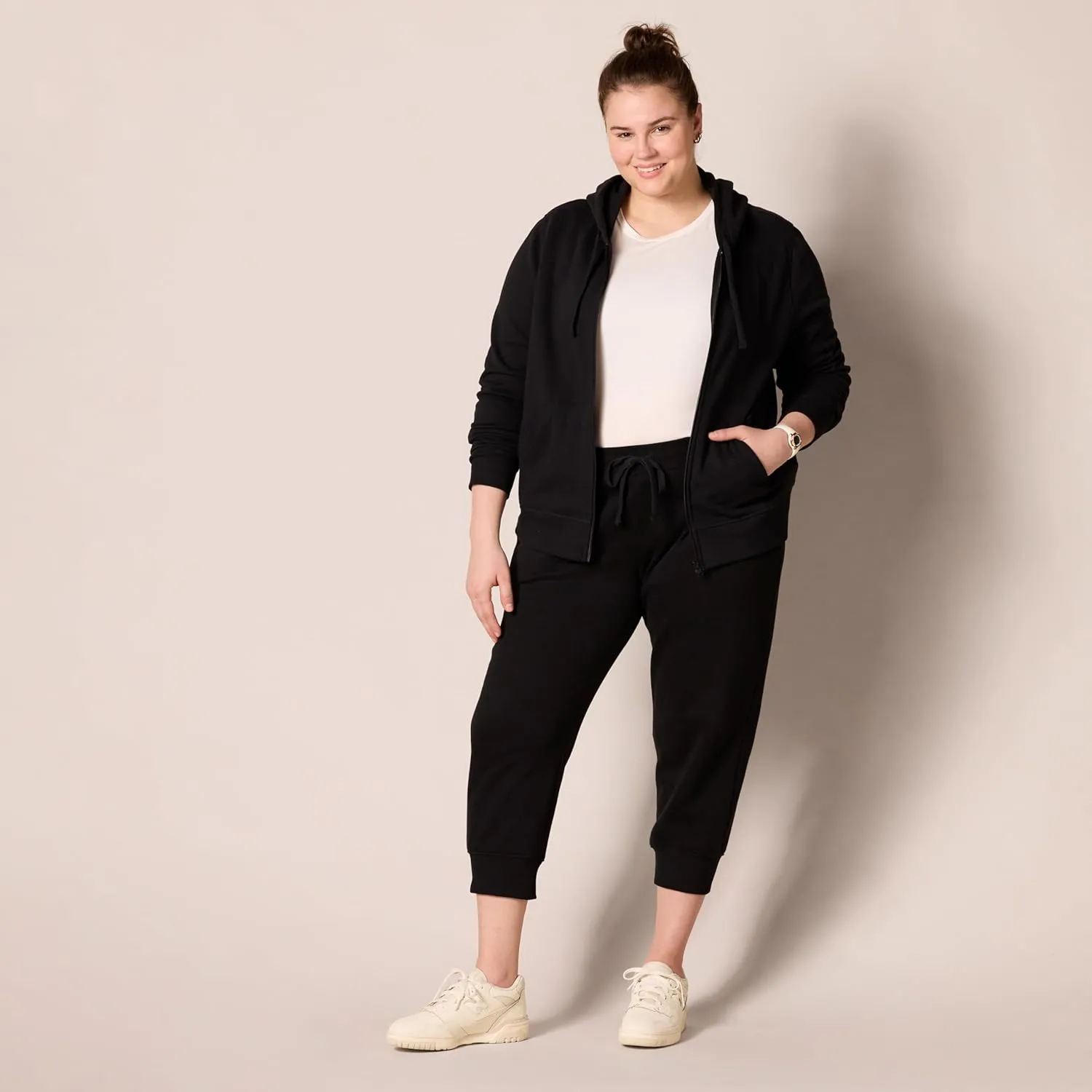 Amazon Essentials Women's Fleece Capri Jogger Sweatpant (Available in Plus Size)