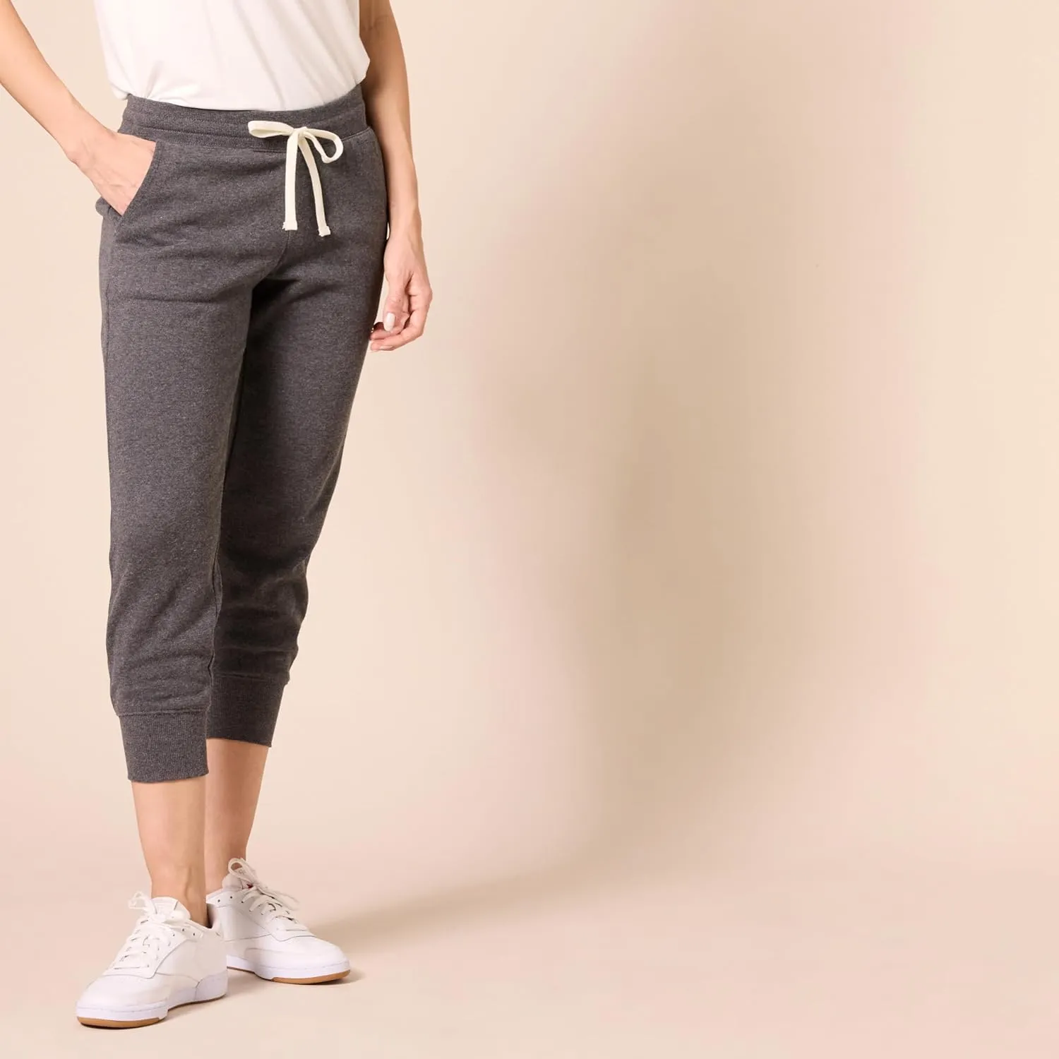 Amazon Essentials Women's Fleece Capri Jogger Sweatpant (Available in Plus Size)