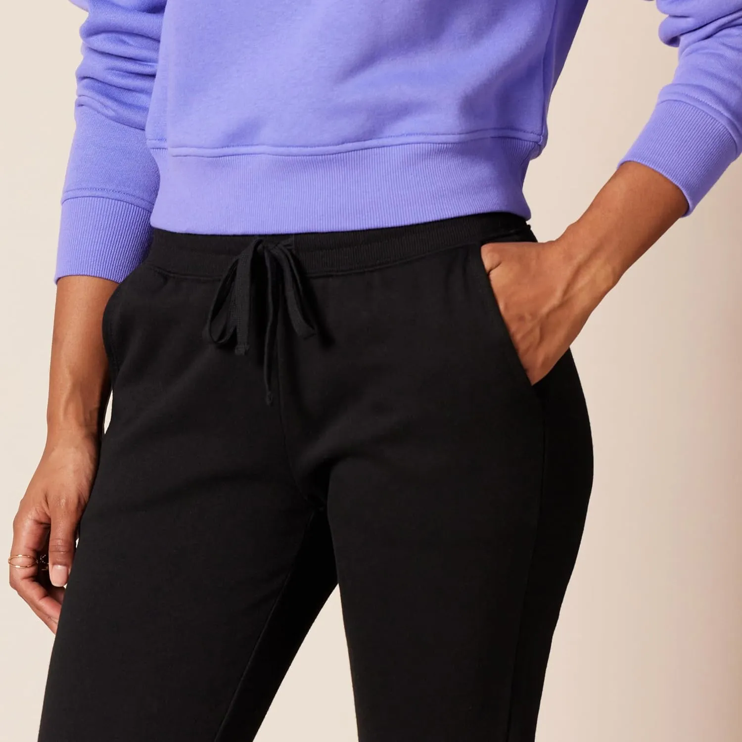 Amazon Essentials Women's Fleece Capri Jogger Sweatpant (Available in Plus Size)