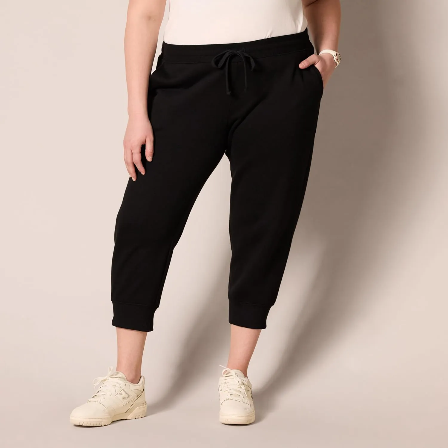 Amazon Essentials Women's Fleece Capri Jogger Sweatpant (Available in Plus Size)