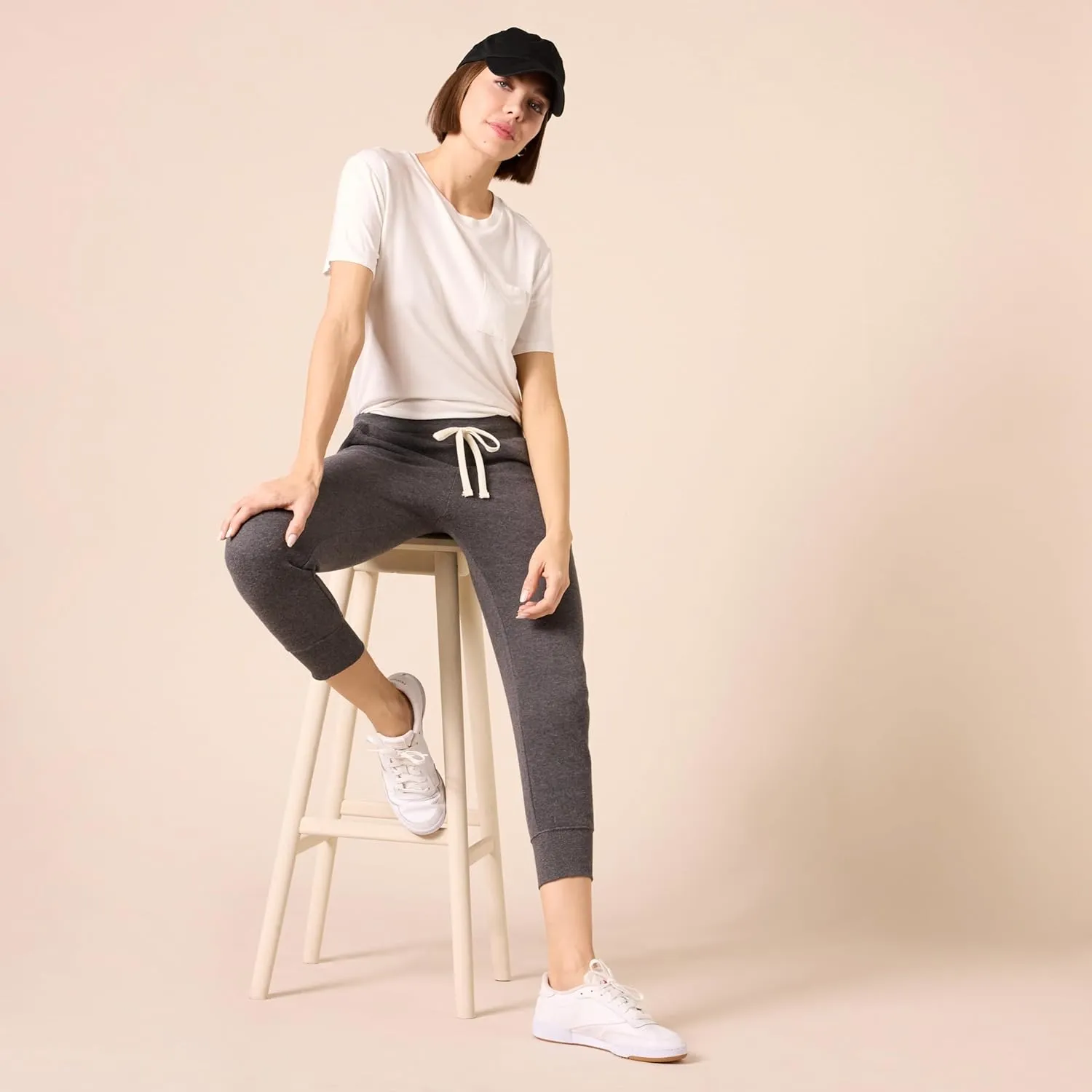 Amazon Essentials Women's Fleece Capri Jogger Sweatpant (Available in Plus Size)