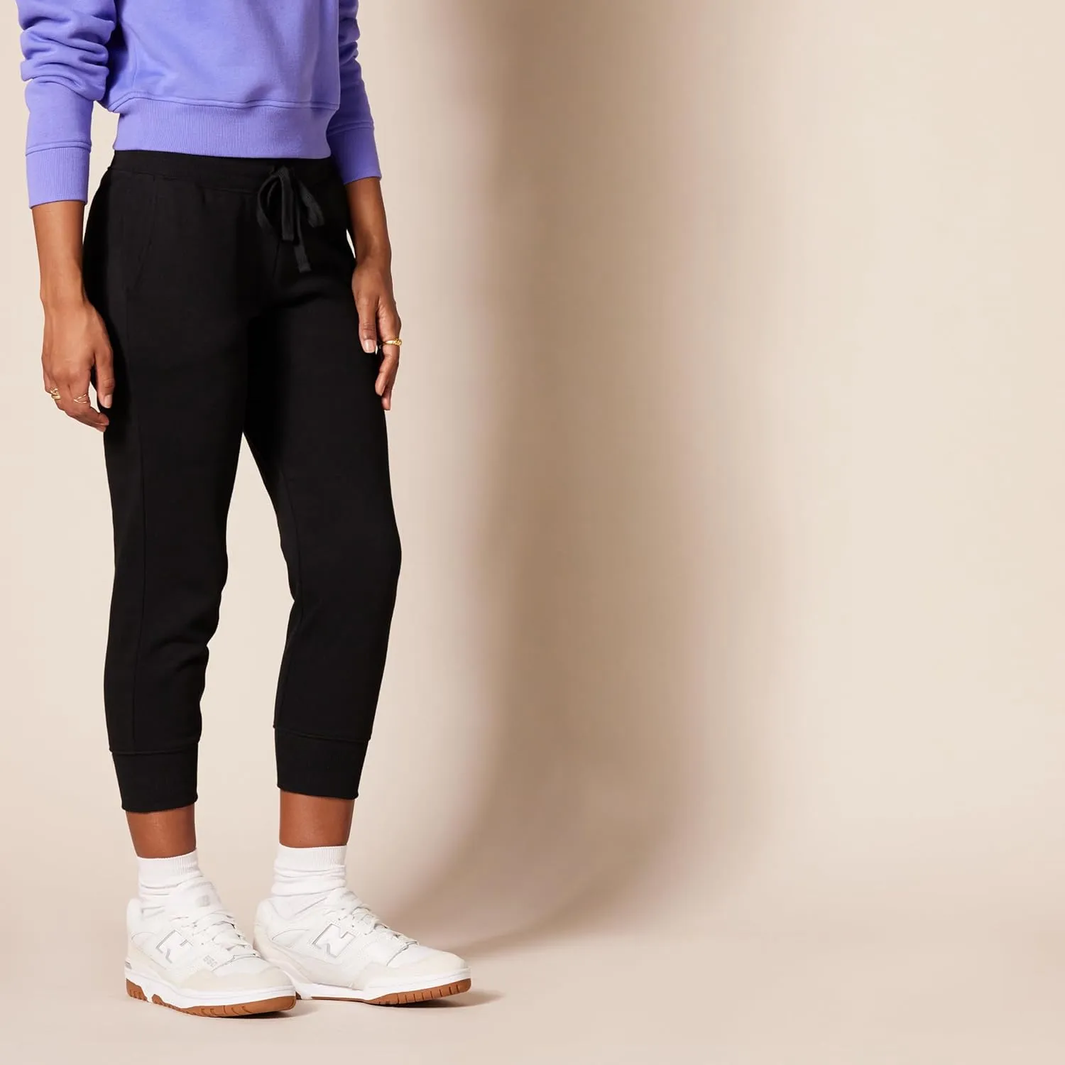 Amazon Essentials Women's Fleece Capri Jogger Sweatpant (Available in Plus Size)