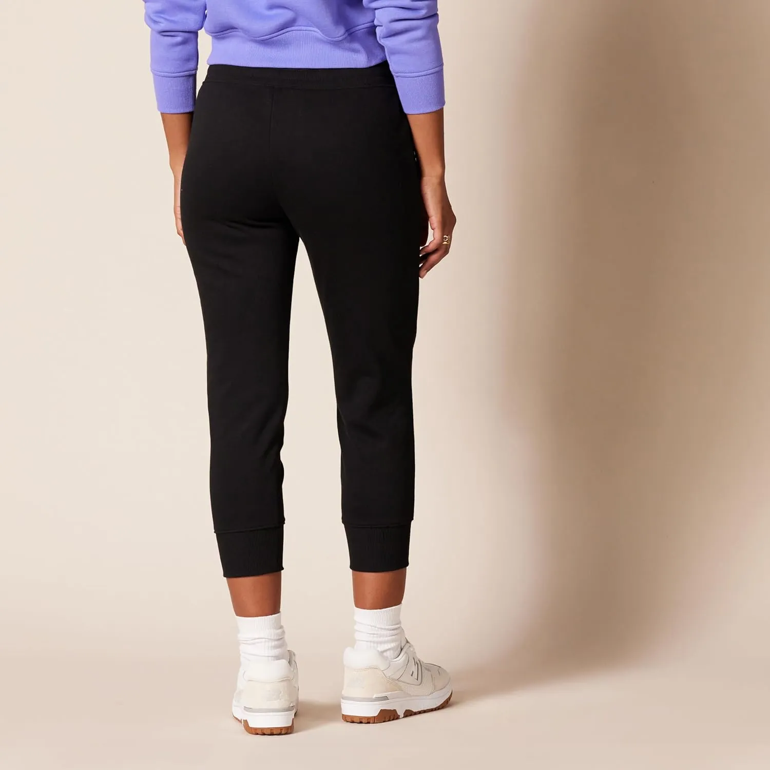 Amazon Essentials Women's Fleece Capri Jogger Sweatpant (Available in Plus Size)