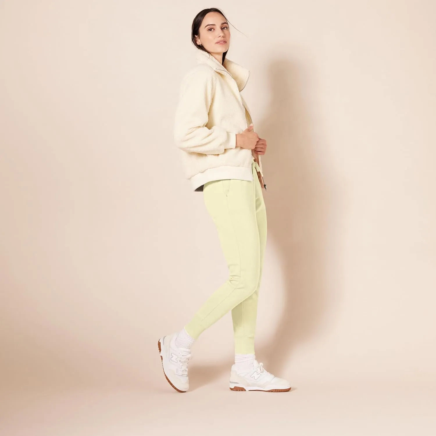 Amazon Essentials Women's Fleece Jogger Sweatpant (Available in Plus Size)